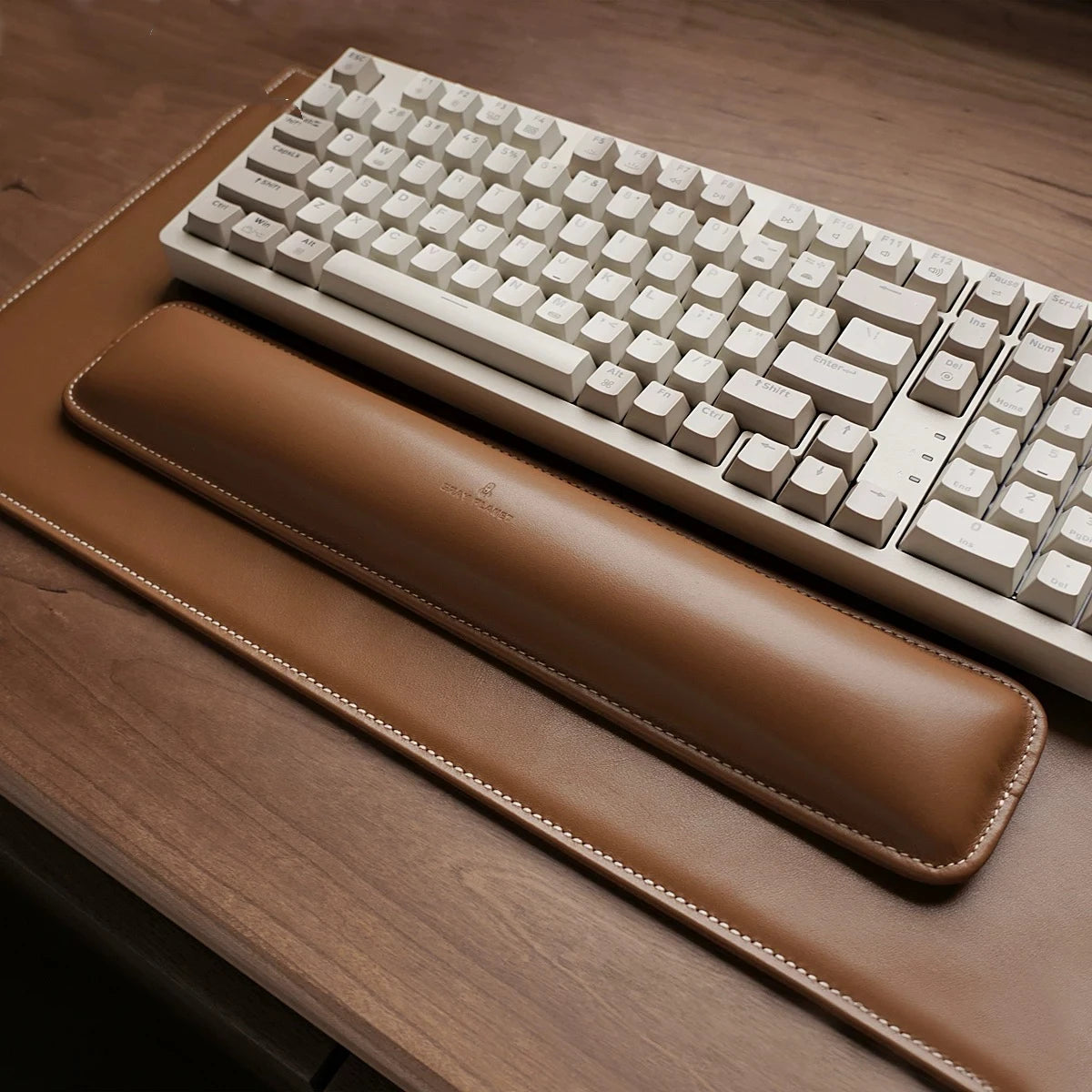 Tapis de Bureau en Cuir Cirhide Première Couche – Repose-Poignet & Protection Clavier Haut de Gamme pour le Professionnel